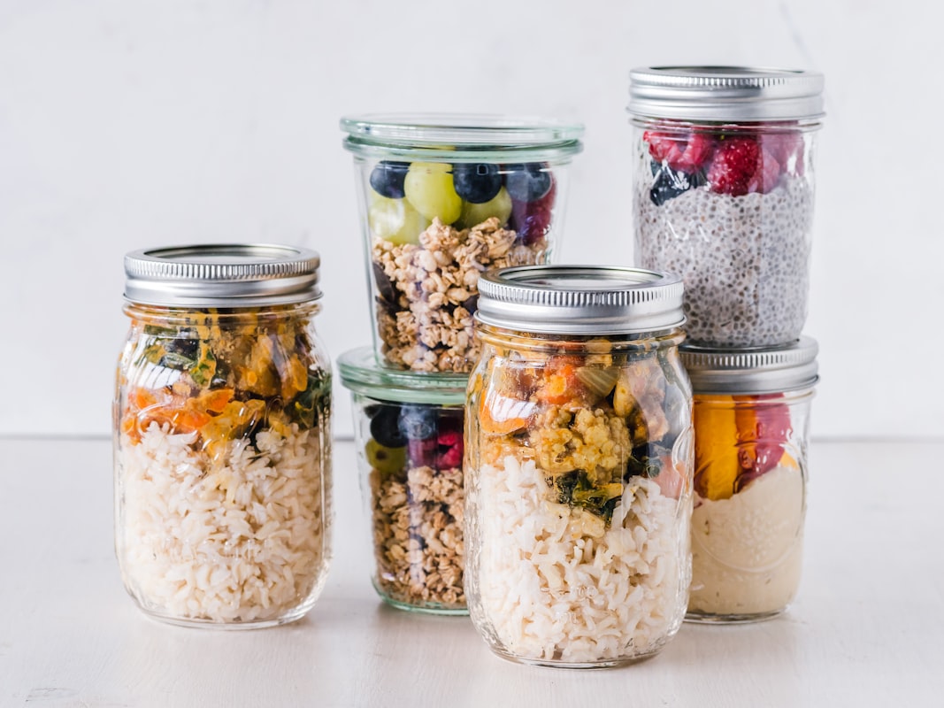 Preparación de comida saludable en cocina moderna